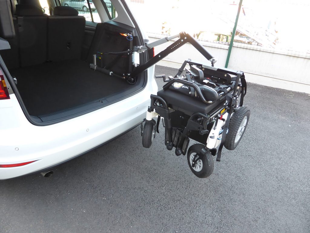 Systèmes d'attache pour fauteuil roulant pour véhicules